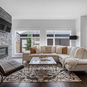  Holiday home Contemporary Luxury 4 Bedroom House Near Downtown